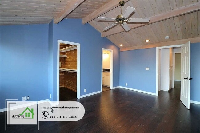 Building Photo - 875 Lakeview Dr