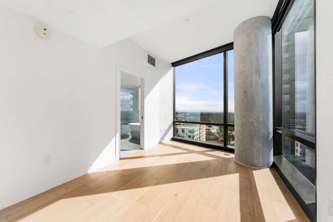 Building Photo - 70 Rainey St