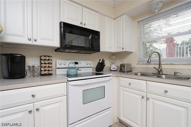 Building Photo - 940 3rd St S