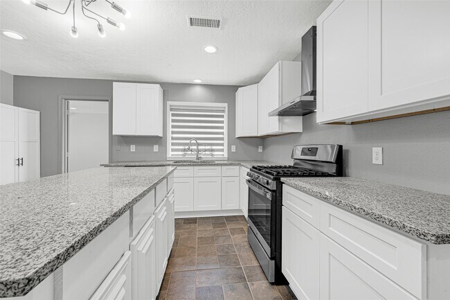 Building Photo - 705 Holly Springs Ct