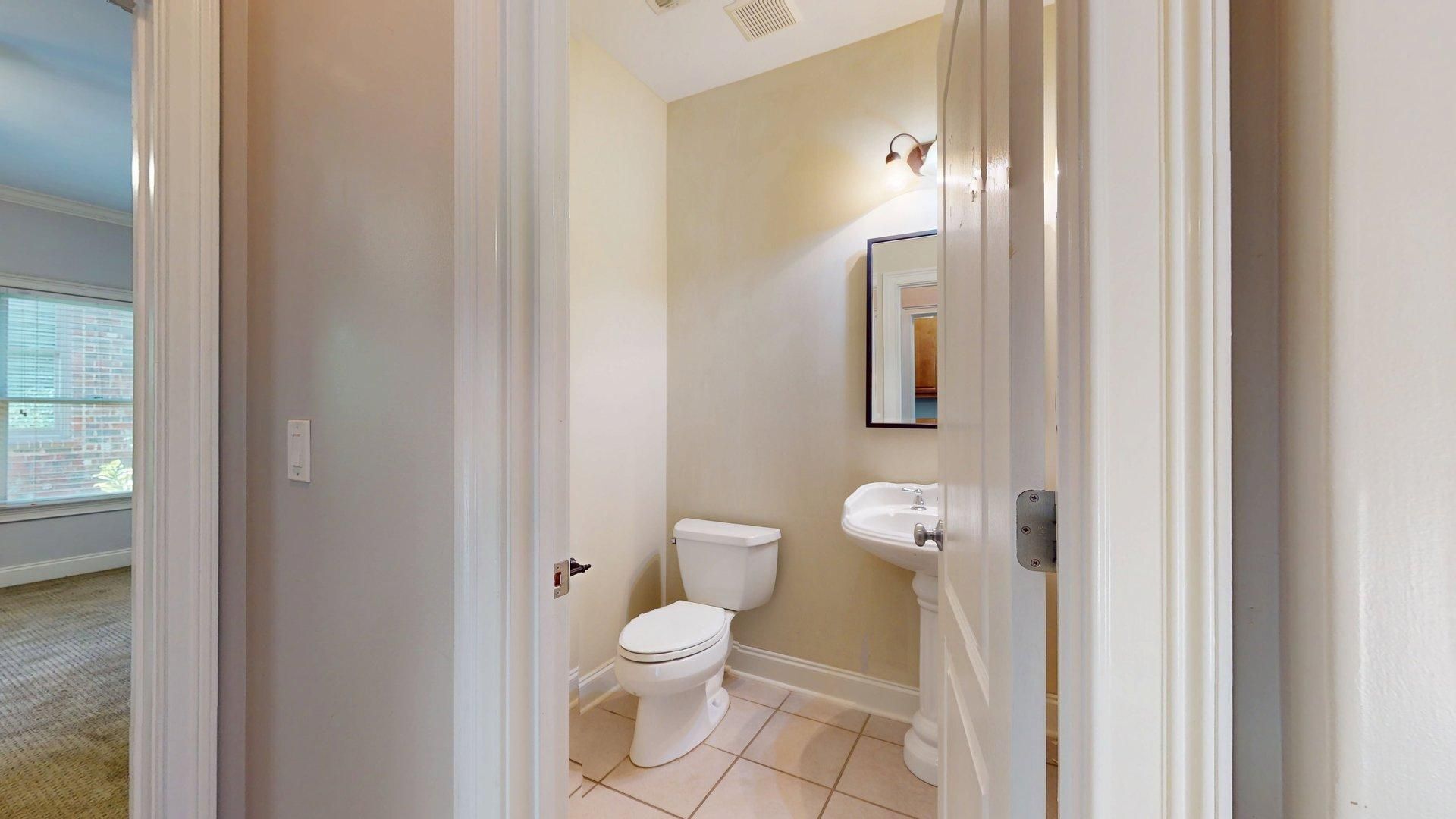 Building Photo - 2172 N Donahue Dr