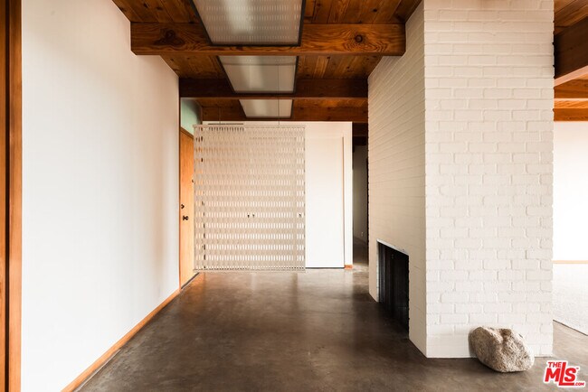 Building Photo - 2020 Mayview Dr