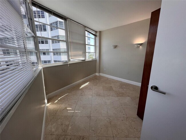 Building Photo - 825 Brickell Bay Dr
