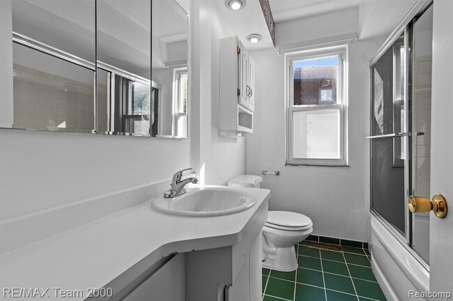 Building Photo - 25152 Fairway Dr
