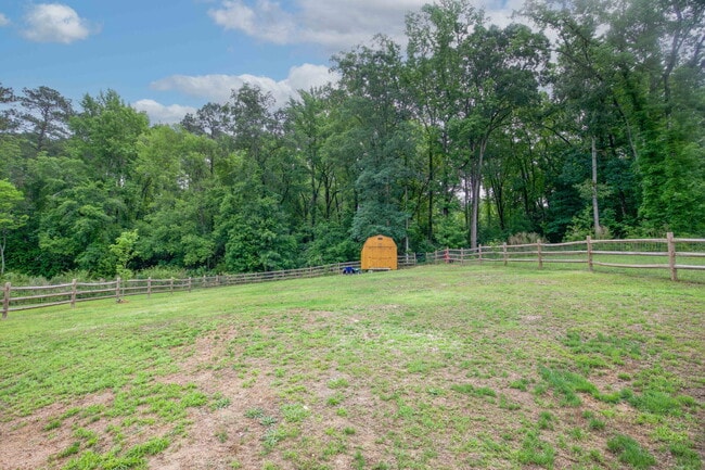 Building Photo - Charming 3-bedroom, 2.5-bath home nestled in the heart of Carthage