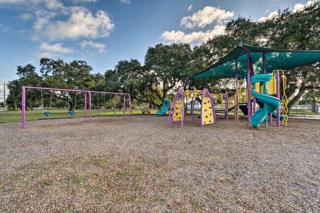 Building Photo - 1555 N Tuttle Ave