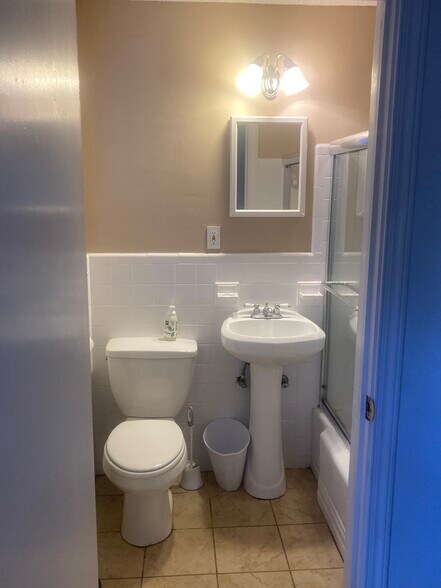 Building Photo - 130 E 48th St