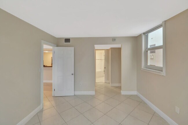Building Photo - 345 Ocean Dr