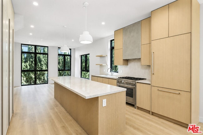 Building Photo - 428 Arnaz Dr