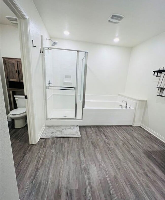 Building Photo - 3 Bdrm, 2.5 Ba Townhouse w/2 Car Attached Garage Available For Rent