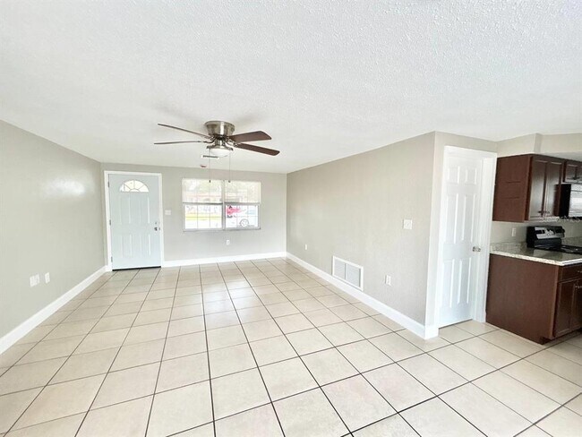 Building Photo - 3323 Fairmount Dr