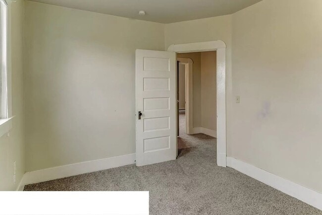 Building Photo - Large 6 Bedroom House Available in August!!