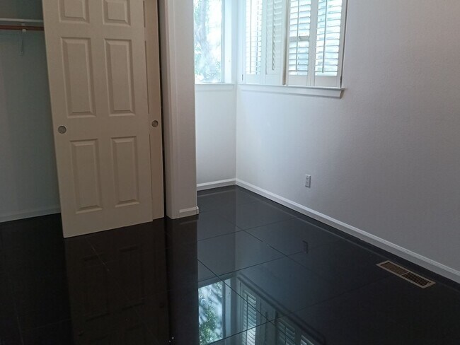Building Photo - 3 Bedroom, 2.5 Bathroom Home! Schedule a S...