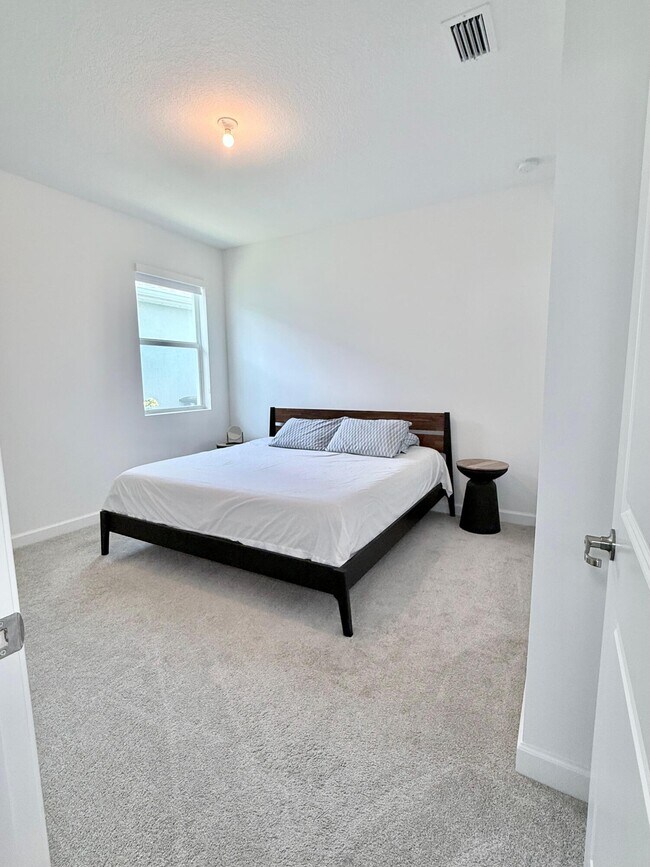 Building Photo - 10525 SW Orana Dr