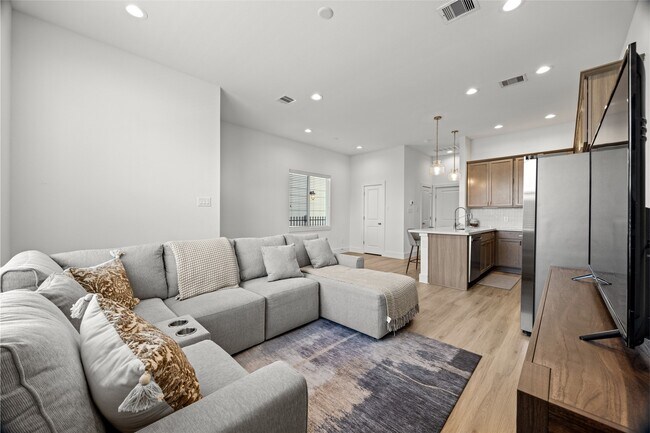 Building Photo - 1550 W Tidwell Rd