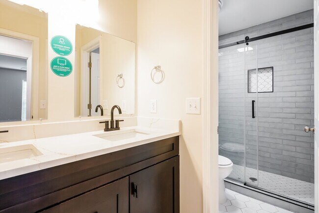 Building Photo - 125 Summerlake Pl