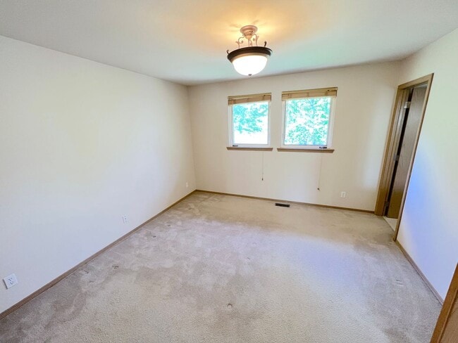 Building Photo - Spacious Upgraded Bothell/North Kirkland Home!