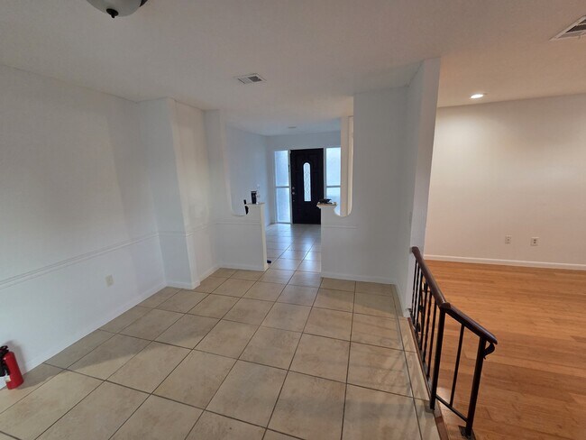 Building Photo - 606 Lakespur Ln