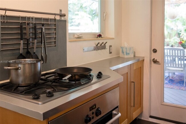 Building Photo - 750 NE 120th St