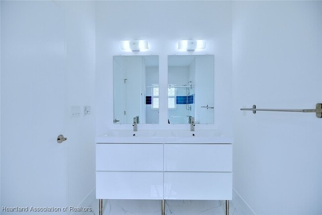 Building Photo - 827 Renault Ave