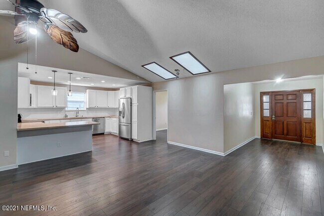 Building Photo - 4518 Crosstie Rd N