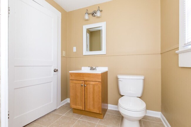 Building Photo - Cute, Clean & Completely Renovated