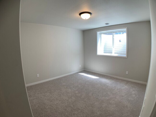 Building Photo - 4 Bed 3 Bath Single Family Home