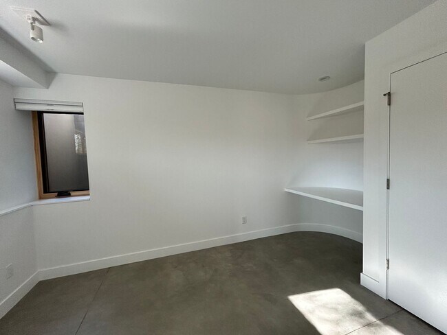 Building Photo - Modern 1BR Apt. (Built 2023), Walk to Down...