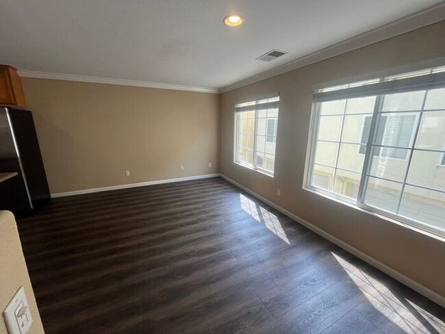 Building Photo - Move In Ready! 2 bedrooms 2.5 bath Townhom...