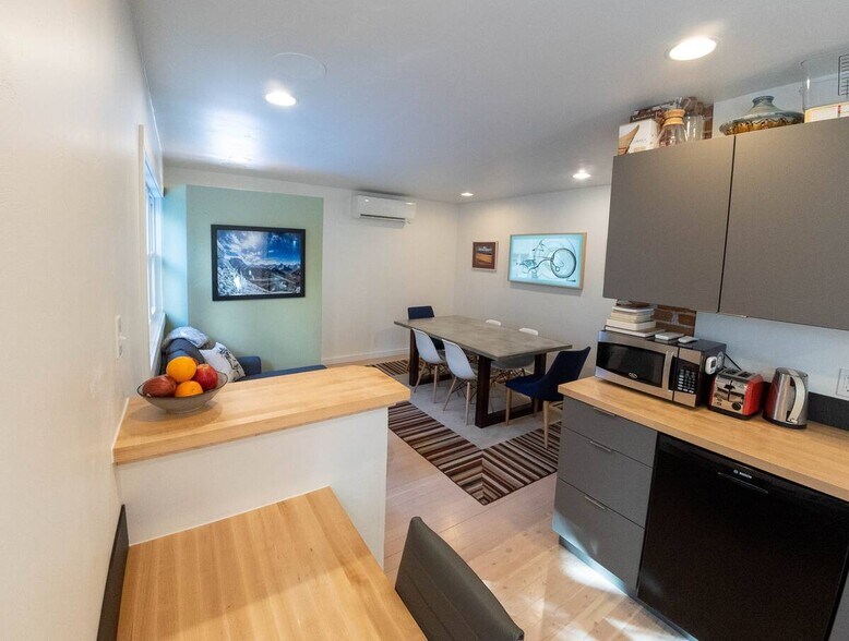 Building Photo - 542 N Black Ave