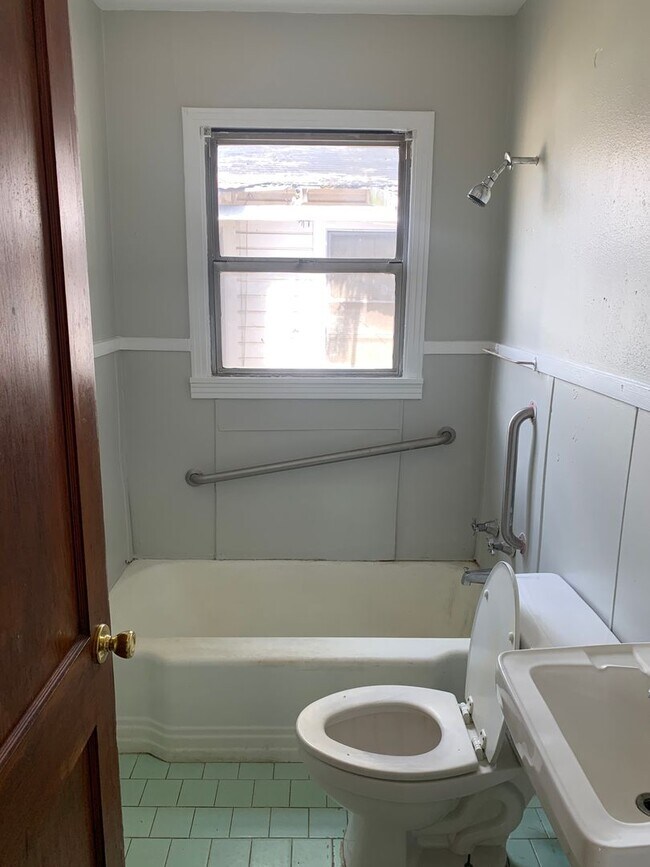 Building Photo - 2449 Midway St