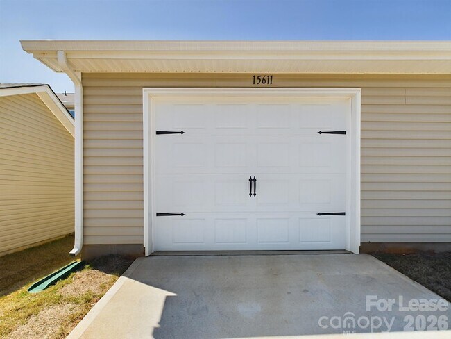 Building Photo - 15611 Country House St