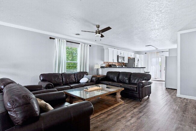 Building Photo - 1012 N Jullion Ave