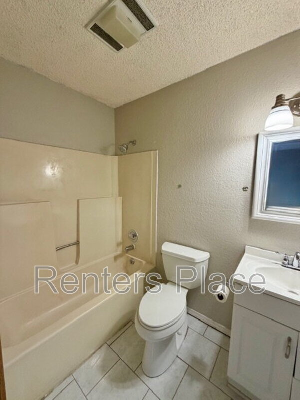 Building Photo - 11805 E 81st St N