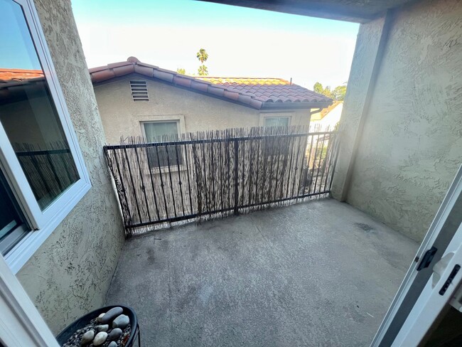 Building Photo - Modern 2BR/2BA Hillcrest Condo with Private Balcony & Amenities