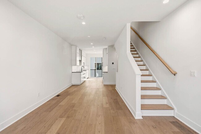 Building Photo - Bloomingdale Townhome | 3 Bed + Den | 3.5 Bath | 1,800 Sf | Large Private Rooftop Deck & Balcony ...