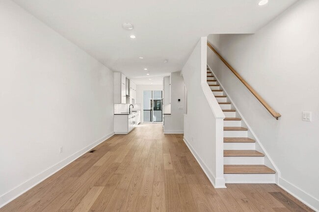 Building Photo - Reservoir District Townhome | 3 Bed + Den | 3.5 Bath | 1,800 Sf | Large Private Rooftop Deck & Ba...