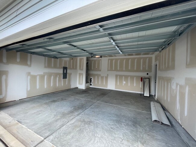 Building Photo - 4BR/3BA Home with Bedroom and Full Bath Do...
