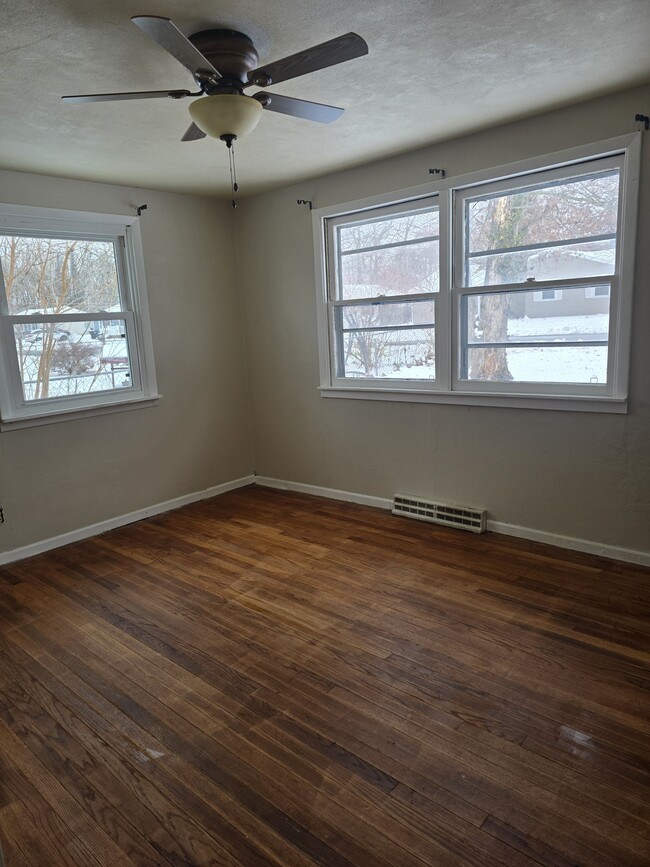 Building Photo - 1102 E Timber Dr