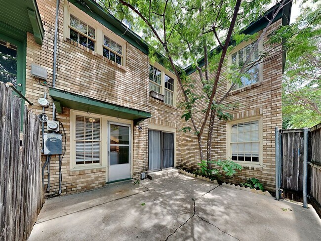 Building Photo - SUPER CUTE UNIT!