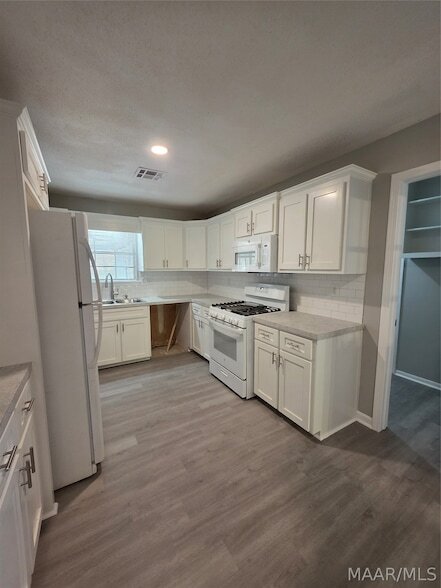 Building Photo - 744 Ledyard Pl
