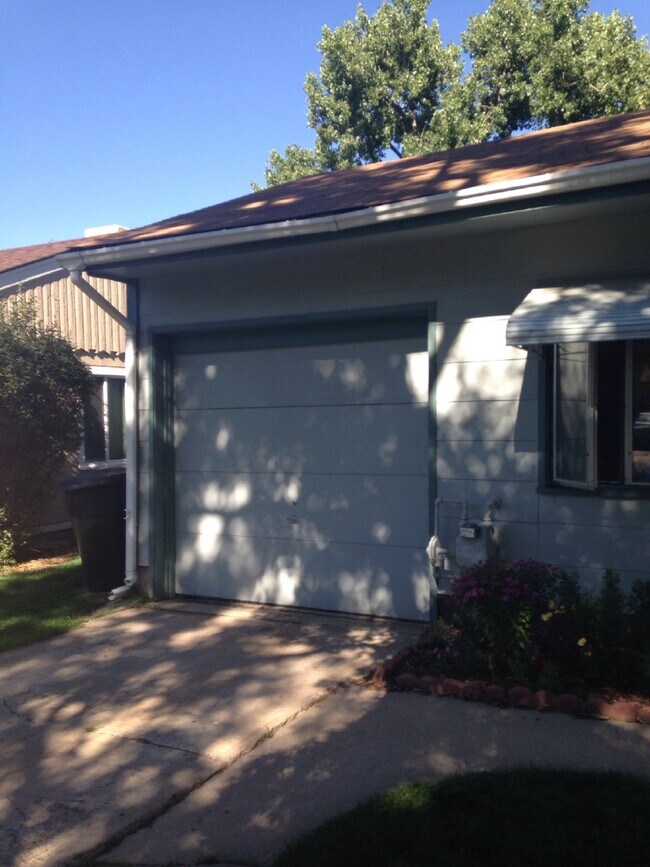 Building Photo - 2BR/1BA in University Hills with Huge Yard...