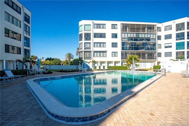 Building Photo - 2370 NE Ocean Blvd