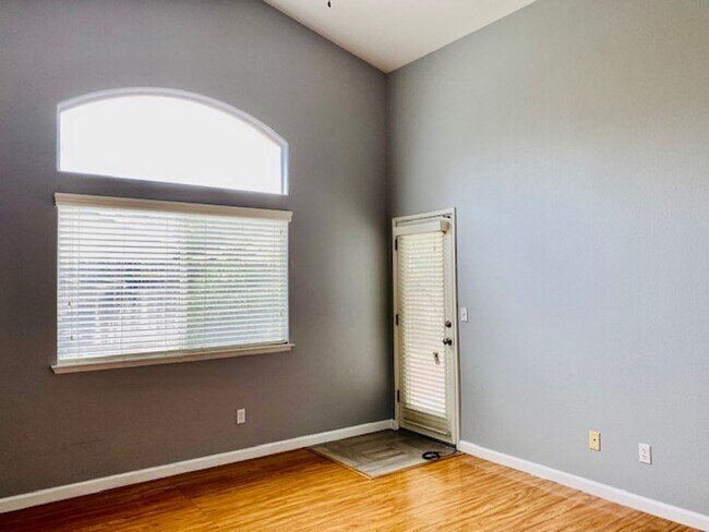Building Photo - $2,350 Milburn & Herndon, 4 Bedroom Home -...