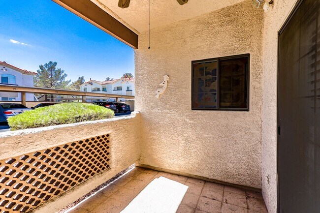 Building Photo - Great 1st Floor 2 Bed Condo