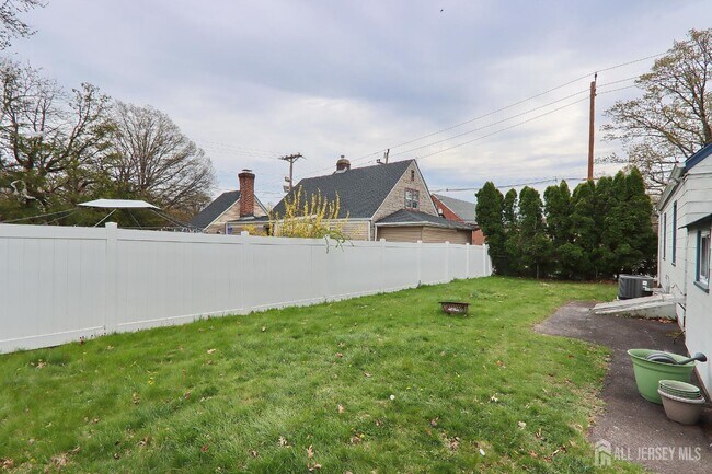 Building Photo - 2 Mohawk Dr