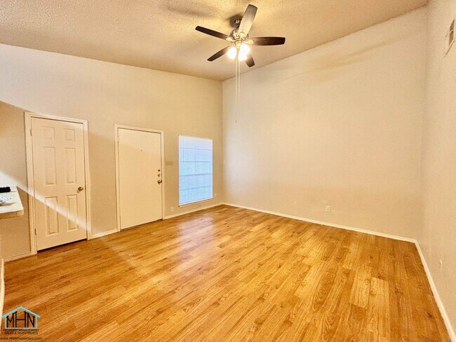 Building Photo - Cute & Cozy Duplex Nestled in a Prime Loca...