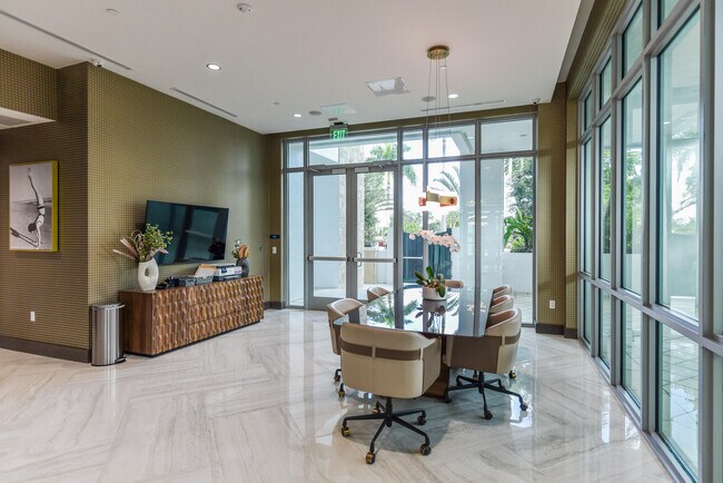 Building Photo - 485 E Royal Palm Rd