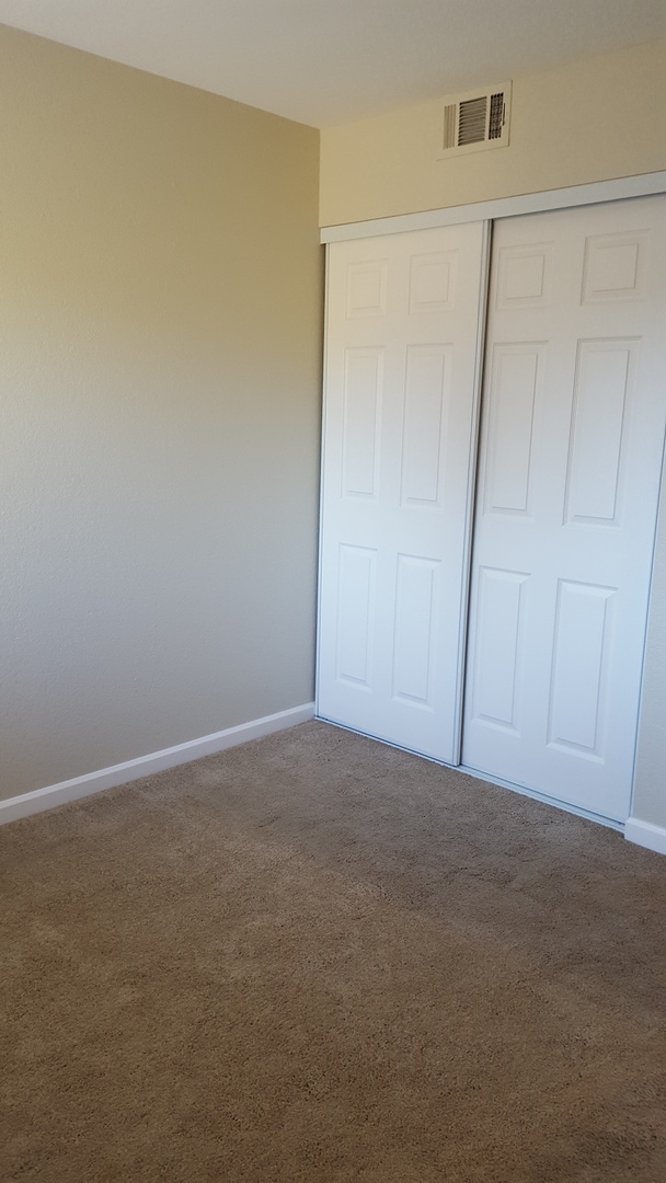 Building Photo - Dublin Silvergate, End Unit Townhome 3 Bed, 2.5 Bath, Dual Primary Suites, Community Pool!