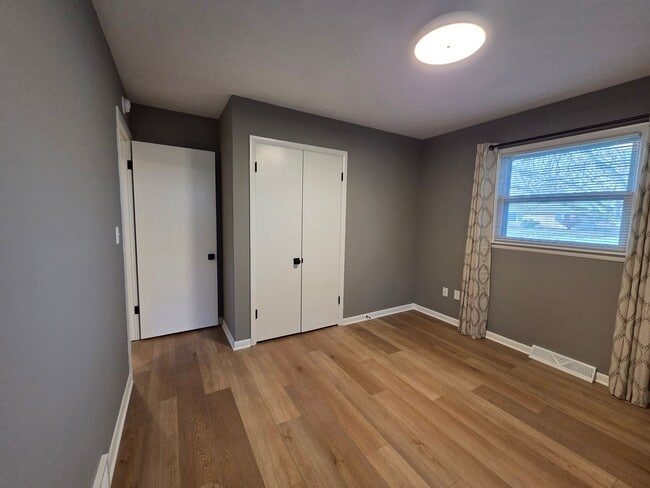 Building Photo - Beautiful 4 bedroom in Forest Hills